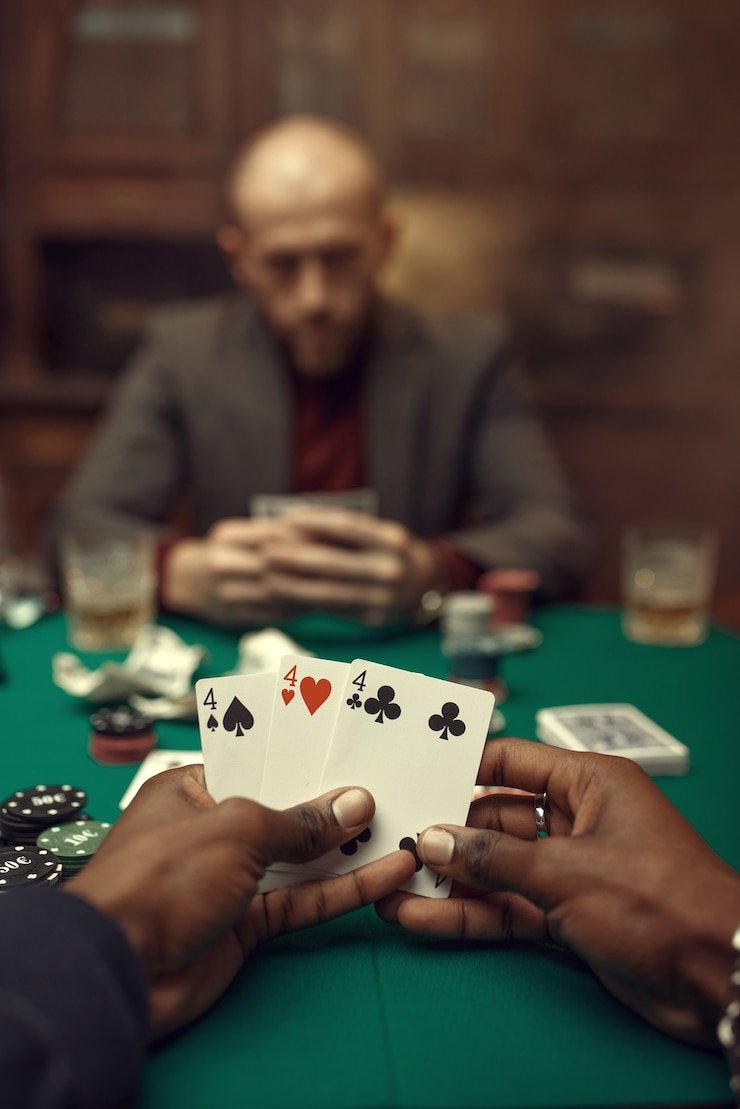 Mobile screen showing CQ9 Dragon Tiger game with two large cards and betting buttons below